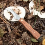 Mushroom pocket knife with brush, metric scale and pouch - Image 3